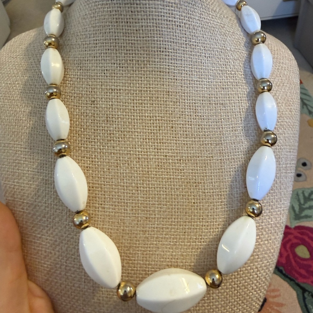 Napier Vintage White Marquise Bead Gold Tone Spacer Chunky Necklace‎ 22 Inch